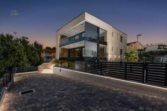 Modernes Luxus-Appartement mit Pool
