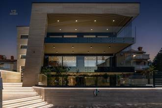 Modernes Luxus-Penthouse mit Pool und Meerblick