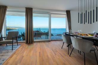 Thumbnail von Modern eingerichtetes Appartement mit traumhaftem Panorama-Meerblick