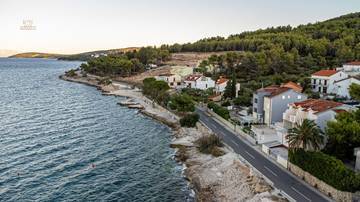 Mehrfamilienhaus mit Pool in der 1. Reihe zum Meer, Insel Ciovo