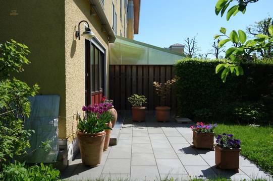 Lichtdurchflutete, stilvolle Maisonettewohnung mit Terrasse und Garten in München