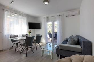 Thumbnail von Apartment villa in an attractive location near the sea, Rogoznica region