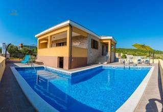 Mediterranes Haus mit Pool und Blick auf das Meer