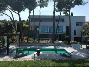 Luxuriöse Villa mit Pool und Blick auf das Meer