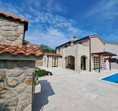 Thumbnail von Mediterranes Steinhaus mit Swimmingpool