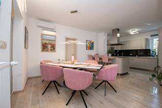 Thumbnail von Great villa with 2 residential units and pool
