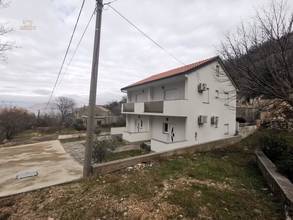 Thumbnail von House with four apartments, Senj region