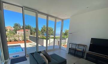 Thumbnail von Modern villa with swimming pool near the sea
