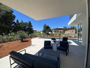 Thumbnail von Modern villa with swimming pool near the sea