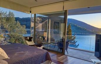 Thumbnail von Modern luxury villa directly on the sea