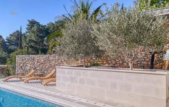 Thumbnail von Modern luxury villa directly on the sea