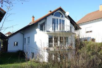 Gut ausgestattete 3-ZKBB-Wohnung im 1. OG – Garage & Stellplatz inklusive. 