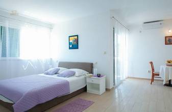 Thumbnail von House with three apartments and pool on the south coast of the island of Korcula
