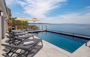 Thumbnail von Villa with pool in an exceptional location directly by the sea, Karlobag region