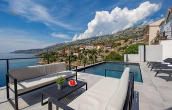 Thumbnail von Villa with pool in an exceptional location directly by the sea, Karlobag region