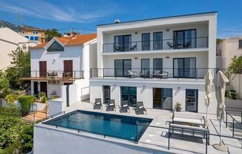 Thumbnail von Villa with pool in an exceptional location directly by the sea, Karlobag region