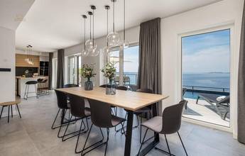 Thumbnail von Villa with pool in an exceptional location directly by the sea, Karlobag region