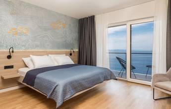 Thumbnail von Villa with pool in an exceptional location directly by the sea, Karlobag region