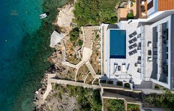 Thumbnail von Villa with pool in an exceptional location directly by the sea, Karlobag region