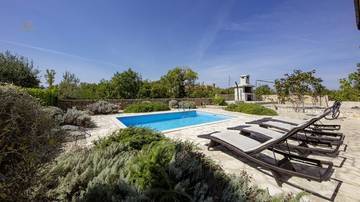 Thumbnail von House with three apartments, pool, and sea view
