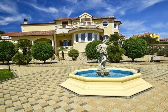 Villa mit Swimmingpool in ruhiger Lage