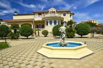 Villa mit Swimmingpool in ruhiger Lage