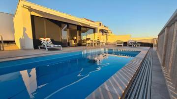 Modernes Haus mit Swimmingpool und Meerblick