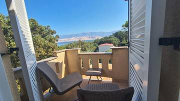 Thumbnail von Well-maintained multi-family house with sea view, island of Pag