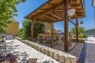 Thumbnail von Mehrfamilienhaus mit Pool und Meerblick in Crikvenica