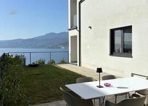 Moderne Erdgeschosswohnung mit Garten und schönem Meerblick