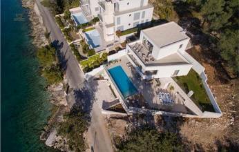 Thumbnail von Modern villa with pool in the first row to the sea