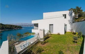 Thumbnail von Modern villa with pool in the first row to the sea