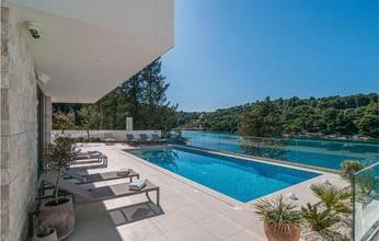 Thumbnail von Modern villa with pool in the first row to the sea
