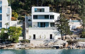 Thumbnail von Modern villa with pool in the first row to the sea