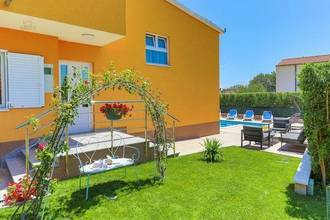 Thumbnail von Schönes Mehrfamilienhaus mit Pool und Meerblick in Kaštel Lukšić