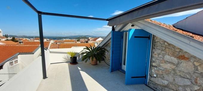 Traditionelles Steinhaus mit Meerblick