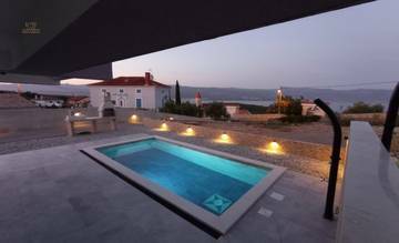 Neue Doppelhaushälfte mit Swimmingpool und Meerblick