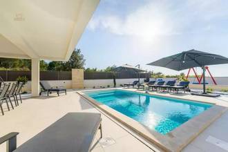 Thumbnail von Modern luxury villa with swimming pool and rooftop terrace