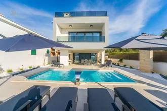 Thumbnail von Modern luxury villa with swimming pool and rooftop terrace