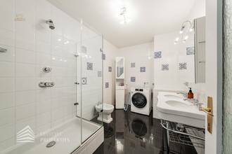 Thumbnail von Fully renovated house with 4 units and an unfinished attic, near Sternwartepark.
