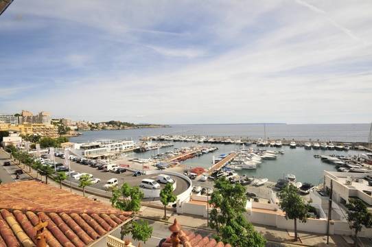 Geräumiges Haus im mallorquinischen Stil in der ersten Reihe zum Meer