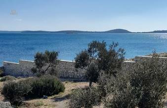 Haus mit mediterranem Garten in erster Reihe zum Meer, Region Rogoznica / Trogir