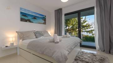 Thumbnail von Luxurious semi-detached house with swimming pool and panoramic sea view