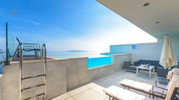 Thumbnail von Luxurious semi-detached house with swimming pool and panoramic sea view