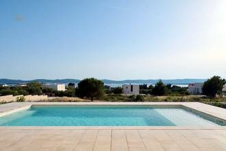 Moderne Luxusvilla mit Swimmingpool und Meerblick