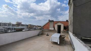 Thumbnail von Außergewöhnliche Wohnung mit großer Terrasse in historischer Villa