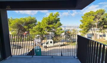 Thumbnail von Modern villa with swimming pool in the first row to the sea / marina