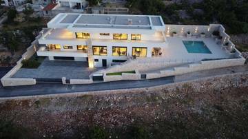 Thumbnail von Modern luxury villa with pool and sea view