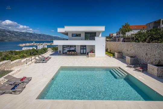 Moderne Luxusvilla mit Pool und Meerblick