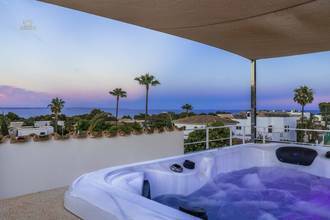 Villa mit hochwertiger Ausstattung und Pool und Meerblick